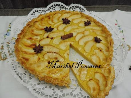 Tarta de manzana con base de hojaldre y crema pastelera.