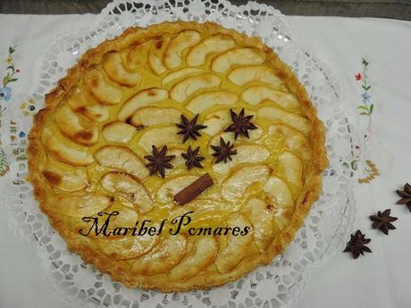Tarta de manzana con base de hojaldre y crema pastelera.