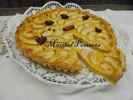 Tarta de manzana con base de hojaldre y crema pastelera.