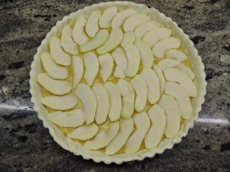 Tarta de manzana con base de hojaldre y crema pastelera.