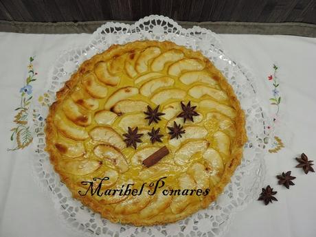 Tarta de manzana con base de hojaldre y crema pastelera.