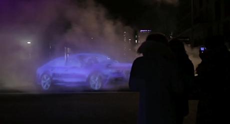 Este Audi sólo emite vapor de agua, por eso se anuncia en una valla hecha sólo de eso