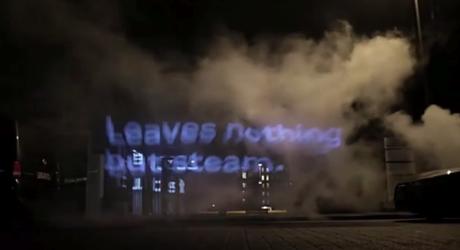 Este Audi sólo emite vapor de agua, por eso se anuncia en una valla hecha sólo de eso