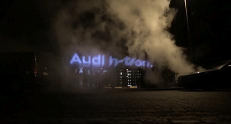 Este Audi sólo emite vapor de agua, por eso se anuncia en una valla hecha sólo de eso