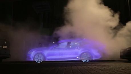 Este Audi sólo emite vapor de agua, por eso se anuncia en una valla hecha sólo de eso