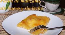 tarta de manazana en un plato con un pequeno tenedor