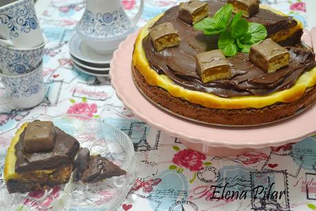 Brownie cheesecake de Snickers con ganaché de chocolate y toffees