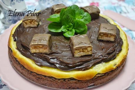 Brownie cheesecake de Snickers con ganaché de chocolate y toffees