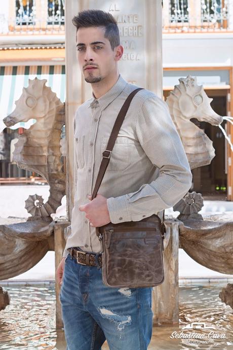 Hombre modelo posando con cartera de cuero junto a fuente de Alhama de Murcia