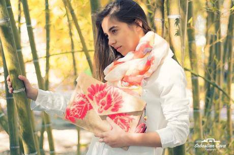 Chica posando junto a bosque de bambu con bolso con flor y pañuelo en el cuello en Alhama de Murcia