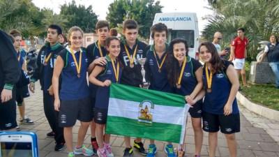 Los nazarenos lucen medalla con Andalucía