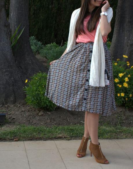 Falda midi y colores cálidos