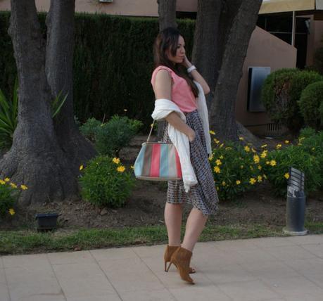 Falda midi y colores cálidos