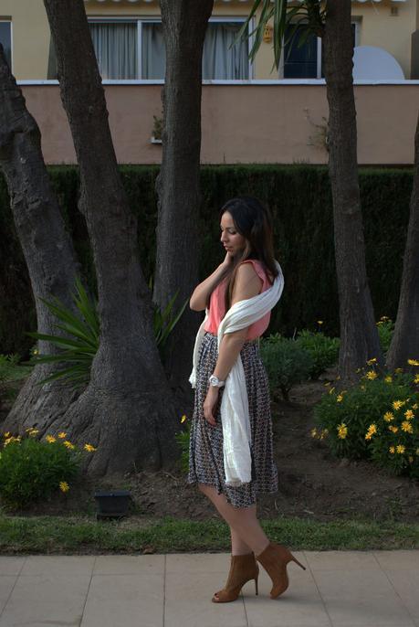 Falda midi y colores cálidos