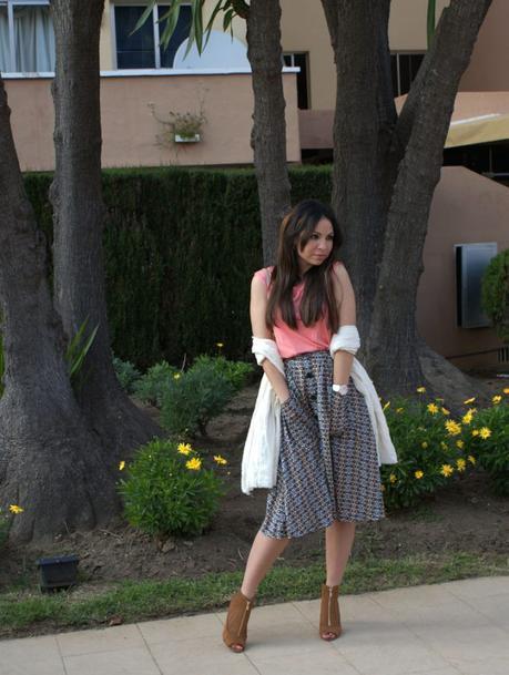 Falda midi y colores cálidos