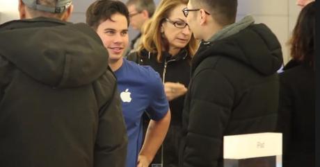 Cuatro jóvenes fingen trabajar en las tiendas Apple para criticar sus productos.