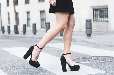 Suede_Skirt-Striped_Top-Bandana-Vintage_Bag-Outfit-Street_Style-18