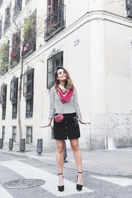 Suede_Skirt-Striped_Top-Bandana-Vintage_Bag-Outfit-Street_Style-3