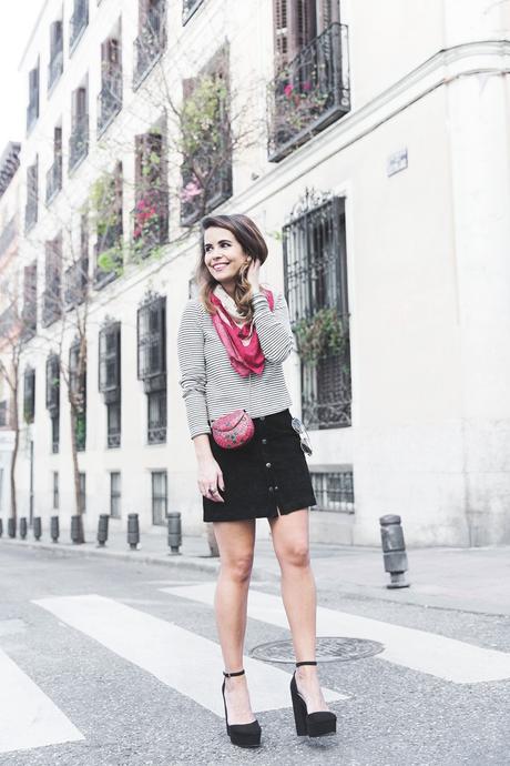 Suede_Skirt-Striped_Top-Bandana-Vintage_Bag-Outfit-Street_Style-12