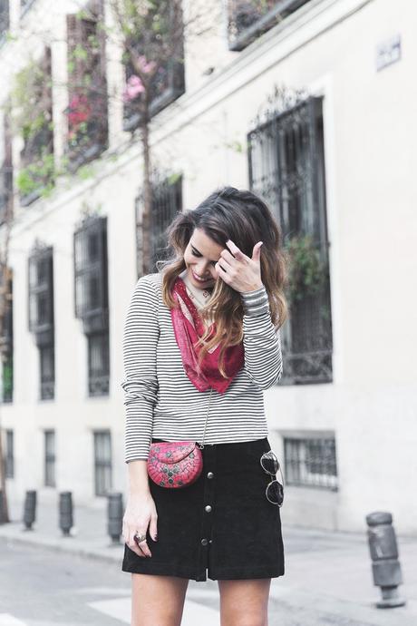 Suede_Skirt-Striped_Top-Bandana-Vintage_Bag-Outfit-Street_Style-9