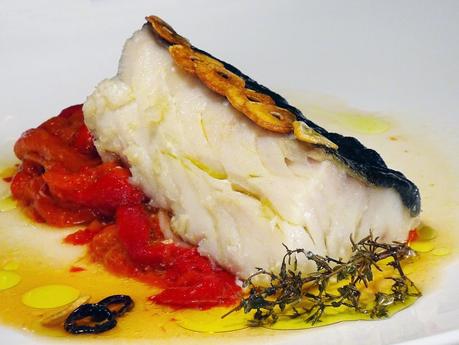 Bacalao confitado sobre pimientos asados
