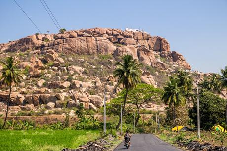 A recorrer los alrededores en moto, Hampi