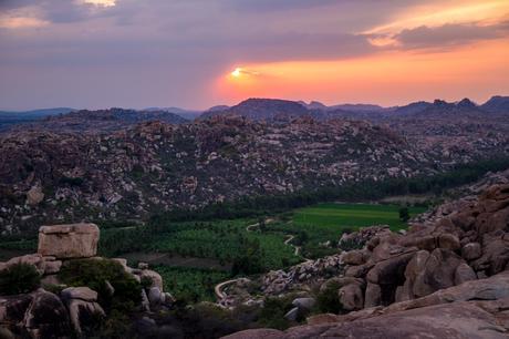 Se pone el sol entre las nubes, Hampi