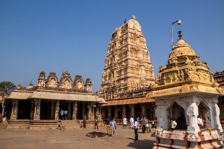 Visitando las ruinas en Hampi