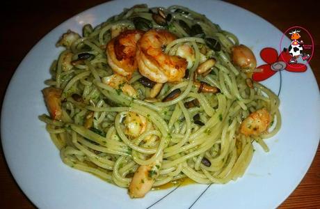 ESPAGUETIS CON PESTO DE RÚCULA Y LANGOSTINOS