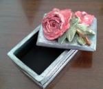 Caja rectangular. Tamaño 20x15x5cm. El interior es negro