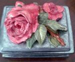 Caja de regalo plateada y con rosas