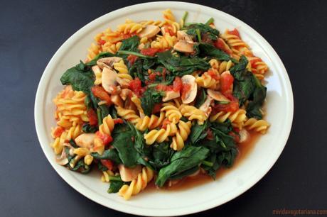 Pasta con champiñones, espinacas y tomate