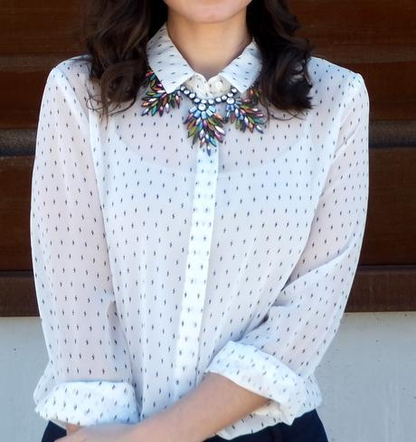 Falda azul y blusa estampada