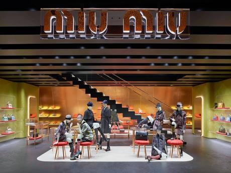 Herzog & de Meuron crea un espacio pequeño e íntimo para la nueva tienda de Miu Miu en Tokio