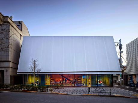 Herzog & de Meuron crea un espacio pequeño e íntimo para la nueva tienda de Miu Miu en Tokio