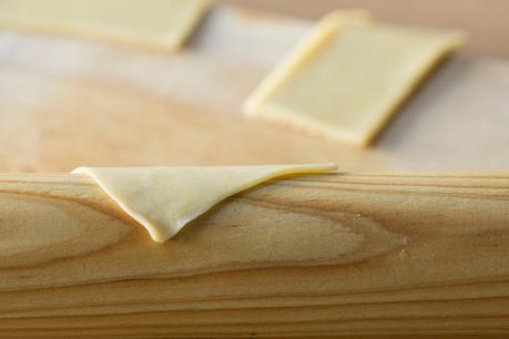 Pestiños tradicionales con miel y sésamo