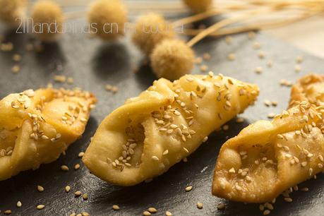 Pestiños tradicionales con miel y sésamo
