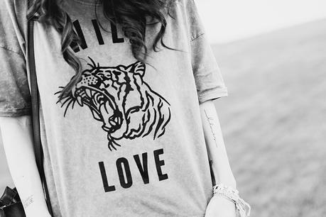 street style barbara crespo leather in sevilla hakei tshirt wild love hector boots fashion blogger outfit blog de moda