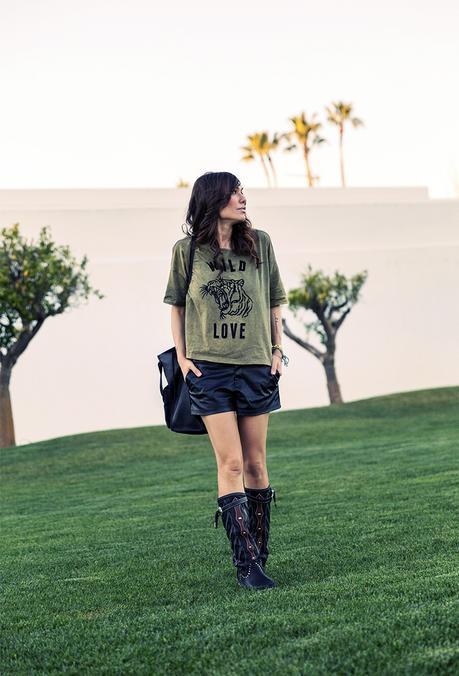 street style barbara crespo leather in sevilla hakei tshirt wild love hector boots fashion blogger outfit blog de moda