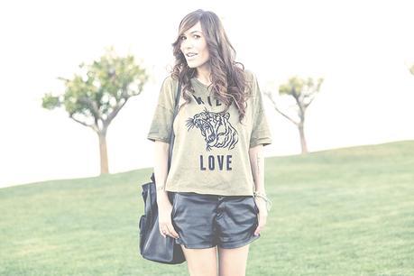 street style barbara crespo leather in sevilla hakei tshirt wild love hector boots fashion blogger outfit blog de moda