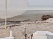 Mesas aire libre, junto playa.