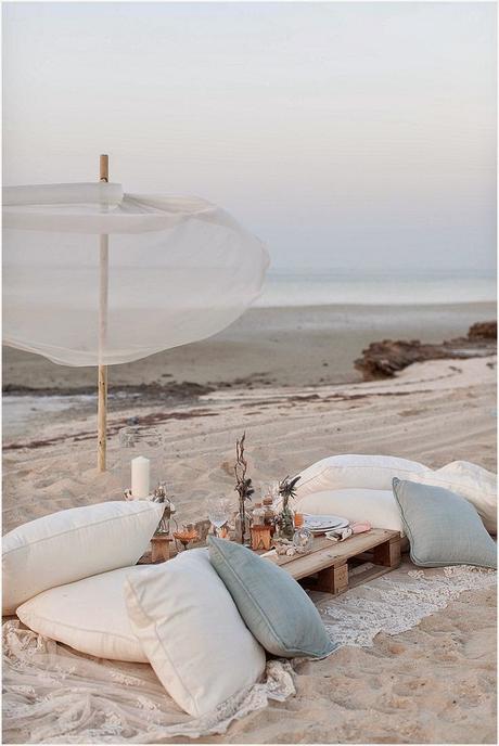 Mesas al aire libre, junto a la playa.