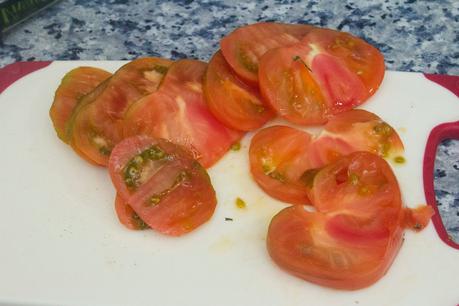 Bruschetta de tomate y albahaca en pan de pasas
