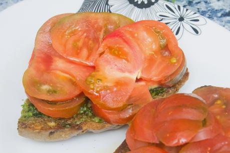 Bruschetta de tomate y albahaca en pan de pasas