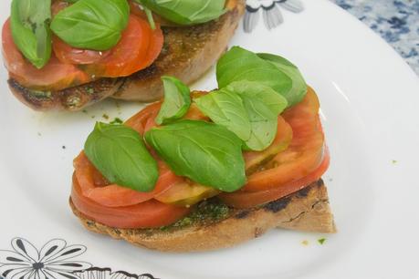 Bruschetta de tomate y albahaca en pan de pasas