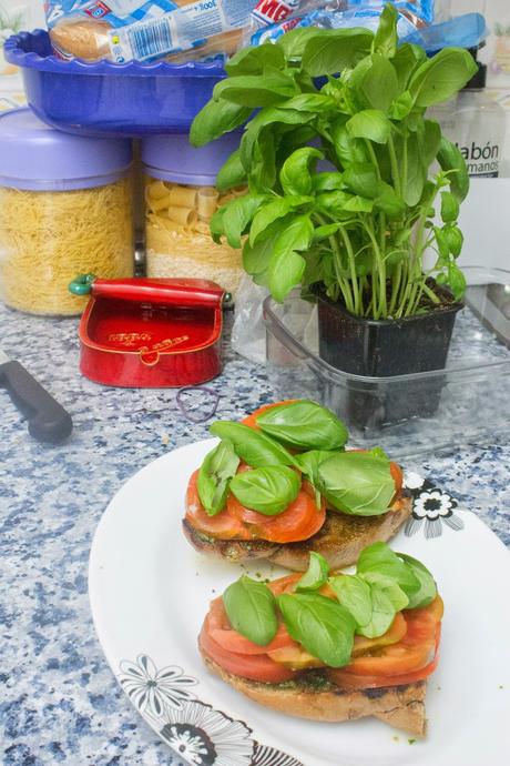 Bruschetta de tomate y albahaca en pan de pasas