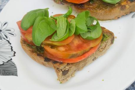 Bruschetta de tomate y albahaca en pan de pasas