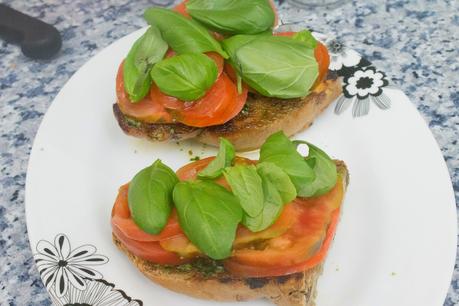 Bruschetta de tomate y albahaca en pan de pasas