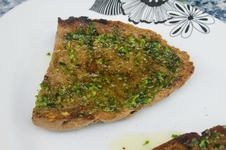 Bruschetta de tomate y albahaca en pan de pasas