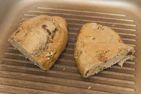 Bruschetta de tomate y albahaca en pan de pasas